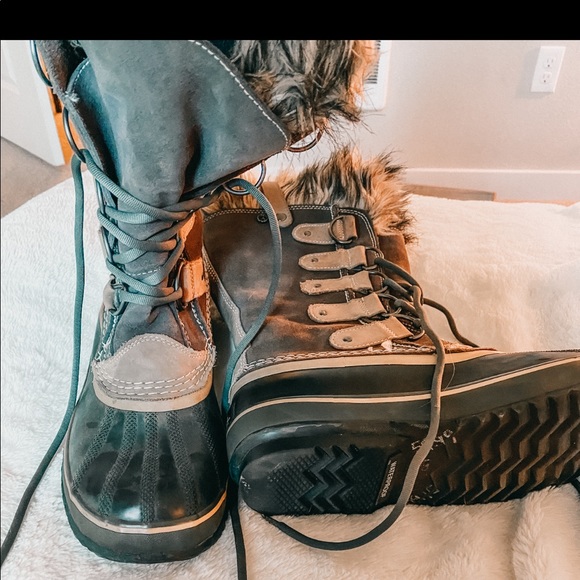 Women’s Grey waterproof Sorel’s! - Picture 1 of 3